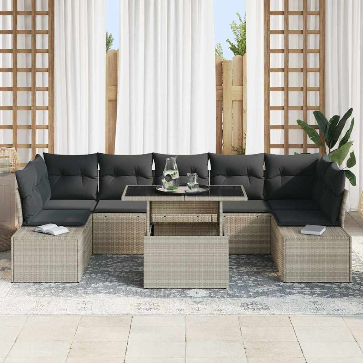 Outdoor-Ecksofa mit schwarzen Kissen und einem Tisch mit Glasplatte. Weiße Vorhänge und eine Pflanze im Hintergrund, draußen.