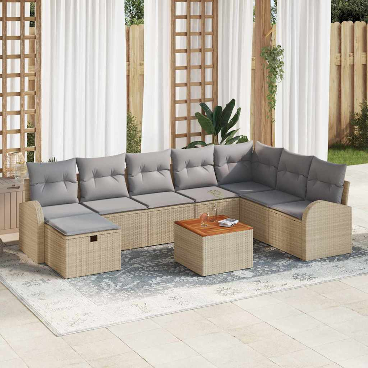 Outdoor-Ecksofa mit grauen Kissen. Ein kleiner Holztisch mit Gläsern darauf. Weiße Vorhänge im Hintergrund.