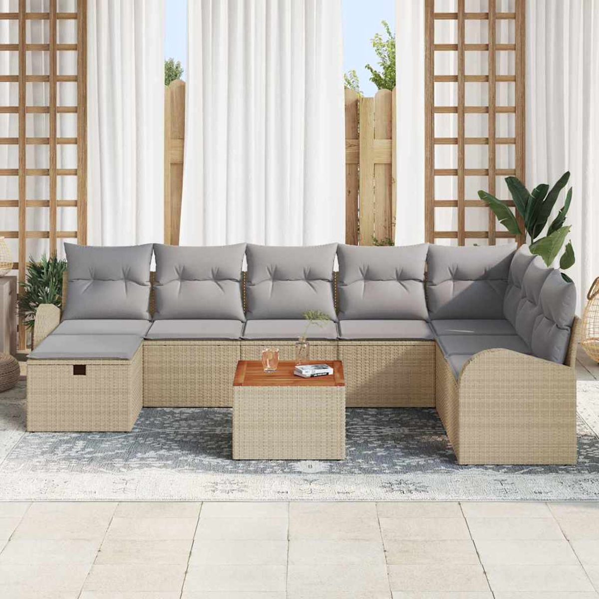Outdoor-Ecksofa mit grauen Kissen, einem Holztisch und weißen Vorhängen im Hintergrund.