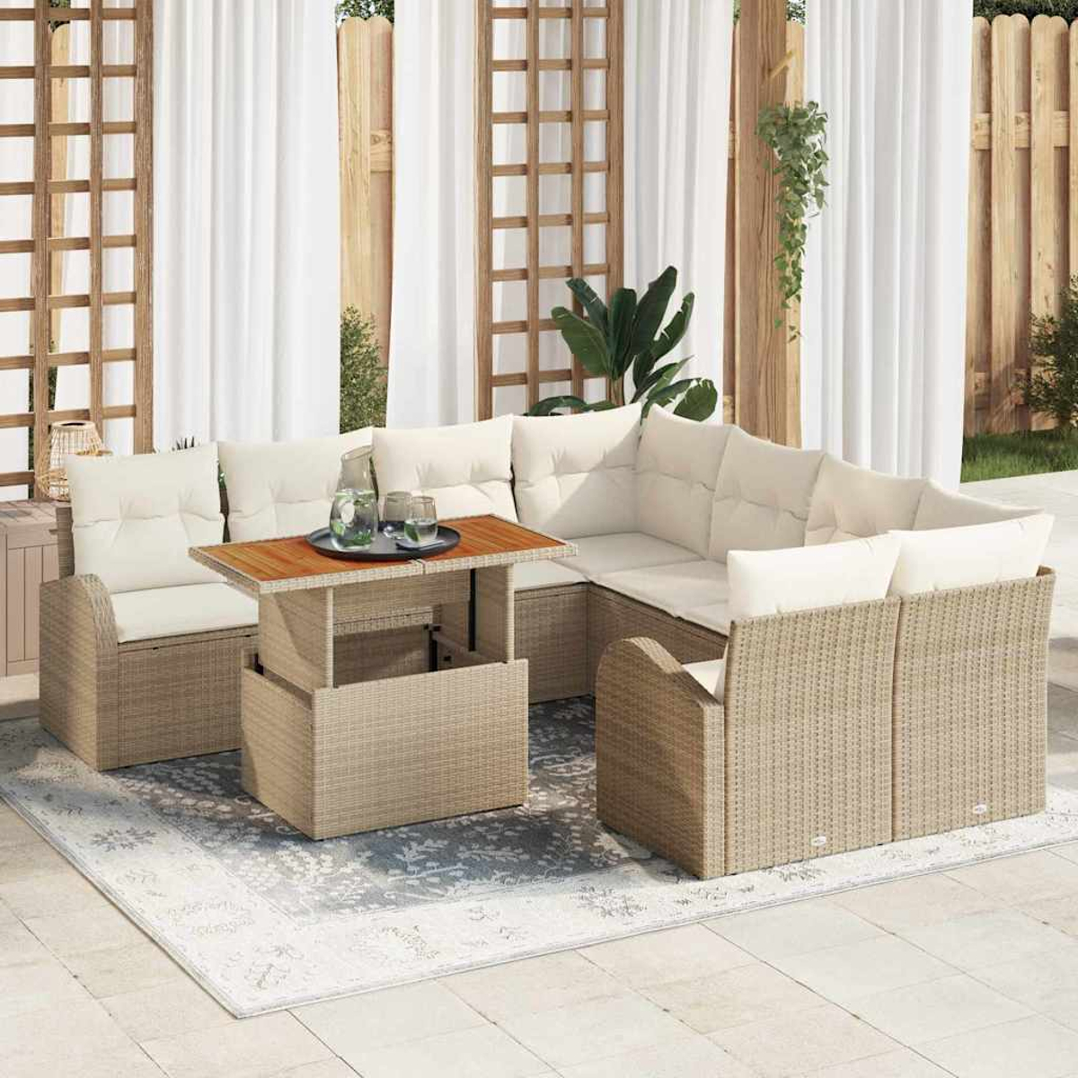Outdoor-Set mit beigen Kissen und einem Korbgeflecht-Rahmen. Enthält einen Tisch mit Getränken und einem Teppich. Im Hintergrund Vorhänge und ein Holzzaun.