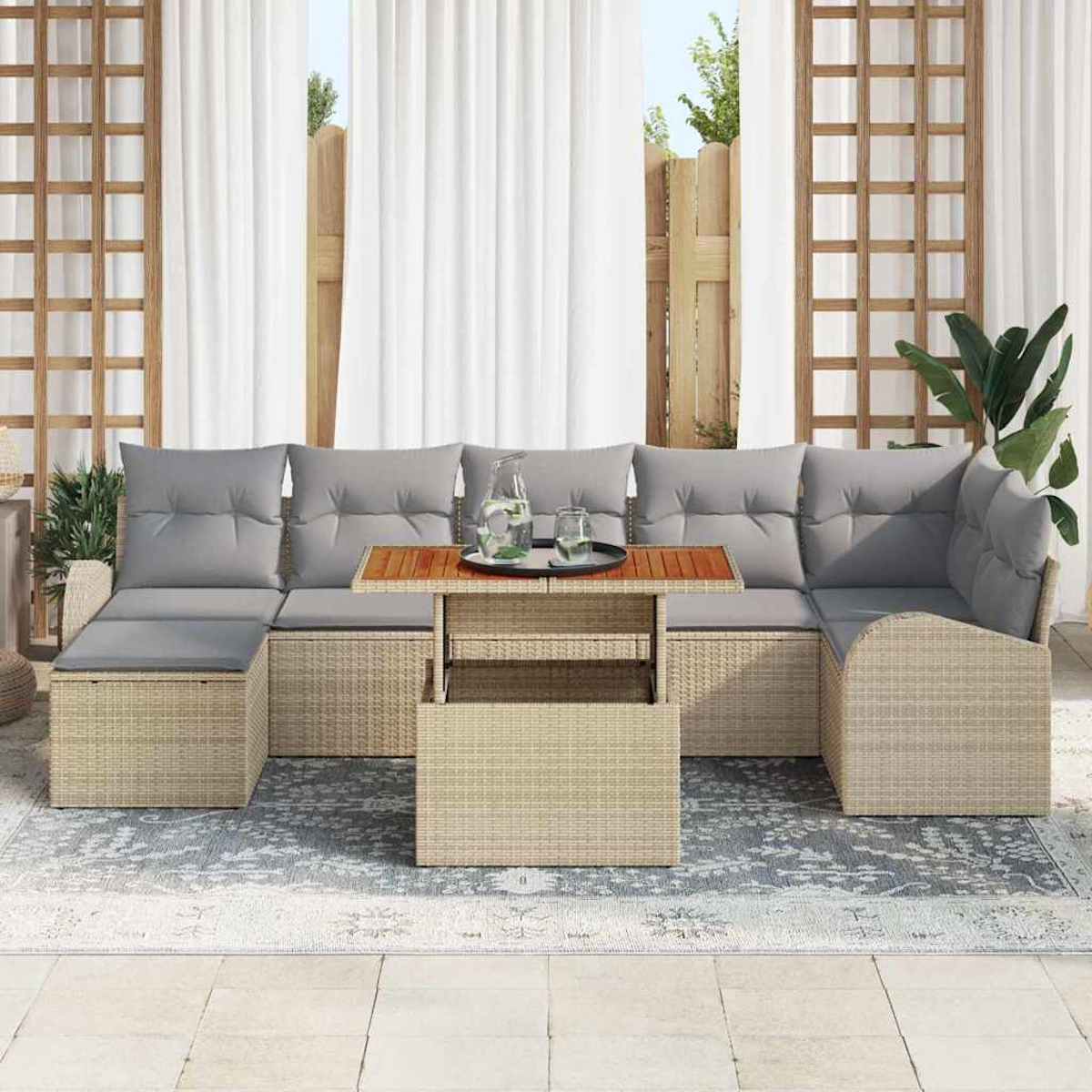 Outdoor-Ecksofa mit grauen Kissen, einem Holztisch mit einem Glas Wasser und weißen Vorhängen im Hintergrund.
