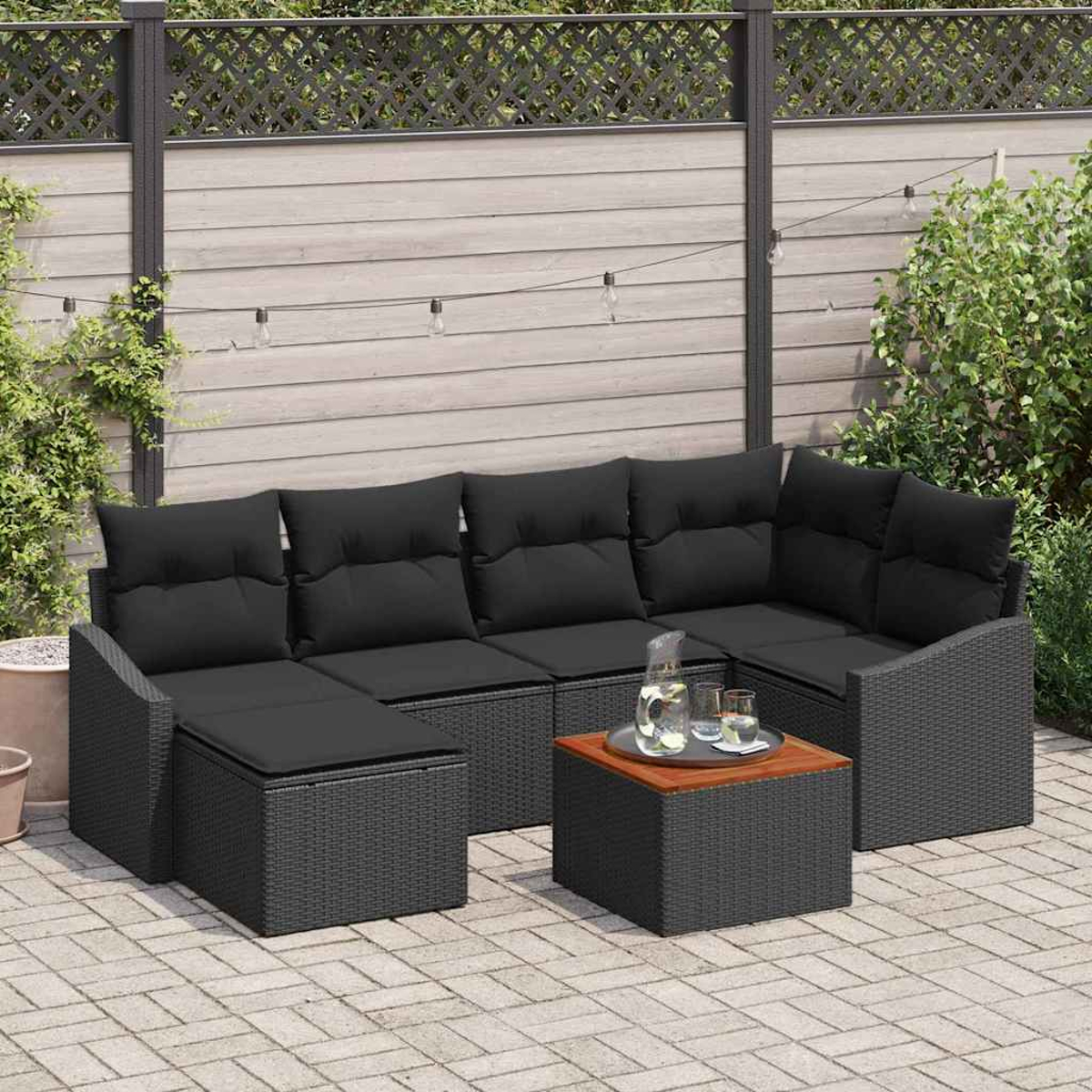 Outdoor-Ecksofa mit schwarzen Kissen und einem Holztisch. Es ist eine Terrasse mit Zaun und Lichterketten.