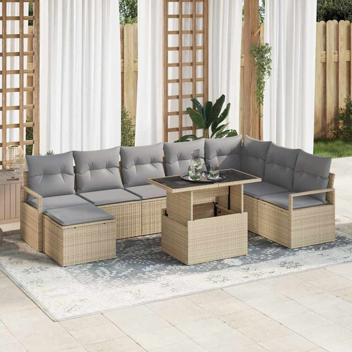 Gartenmöbel-Set mit grauen Kissen. Ein Tisch mit Hubfunktion und Sofa auf einem gemusterten Teppich, mit Vorhängen und Holzgitter im Hintergrund.