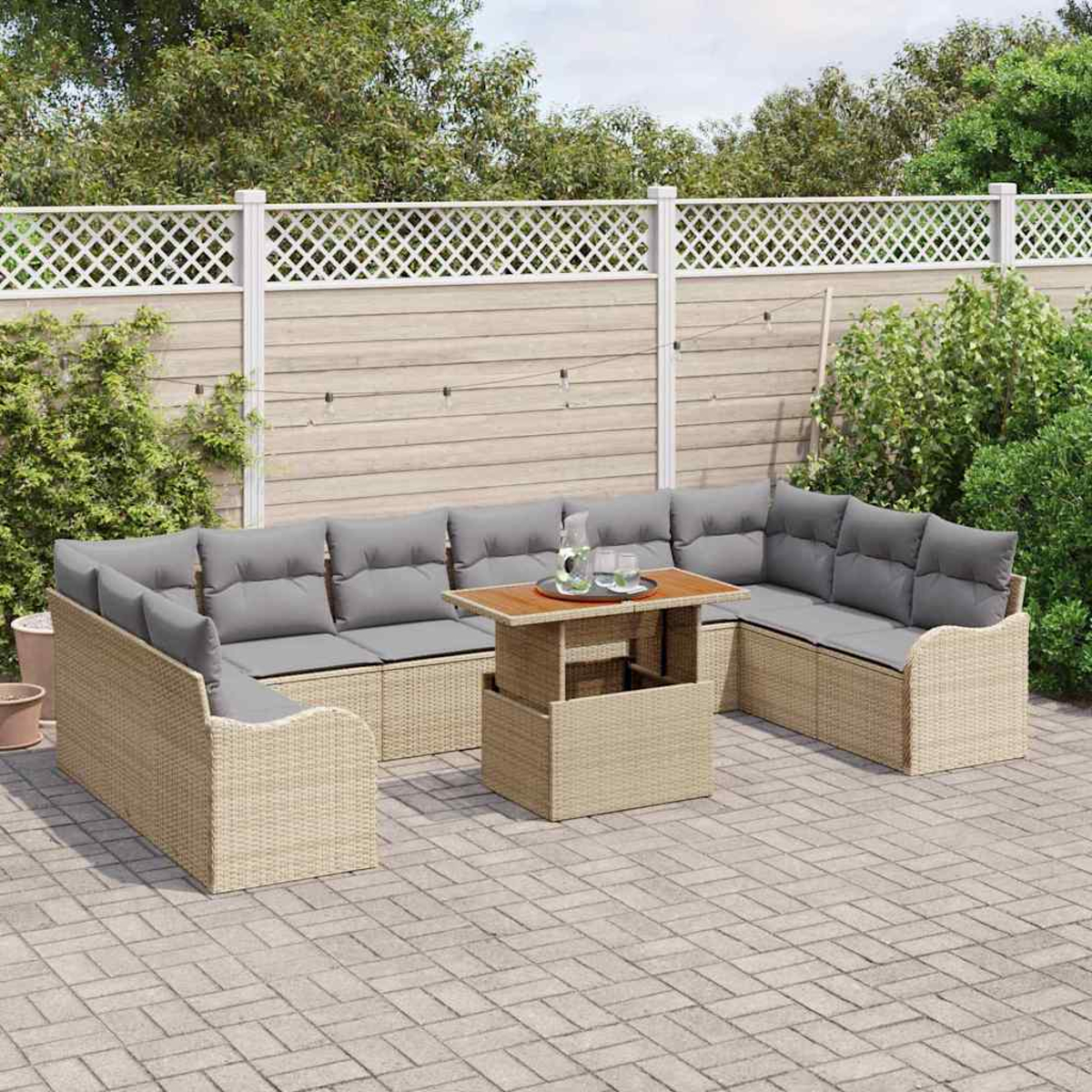 Garten-Sitzgruppe mit grauen Kissen, einem Holztisch und einem weißen Zaun im Hintergrund. Die Gruppe steht auf einer Ziegelterrasse.