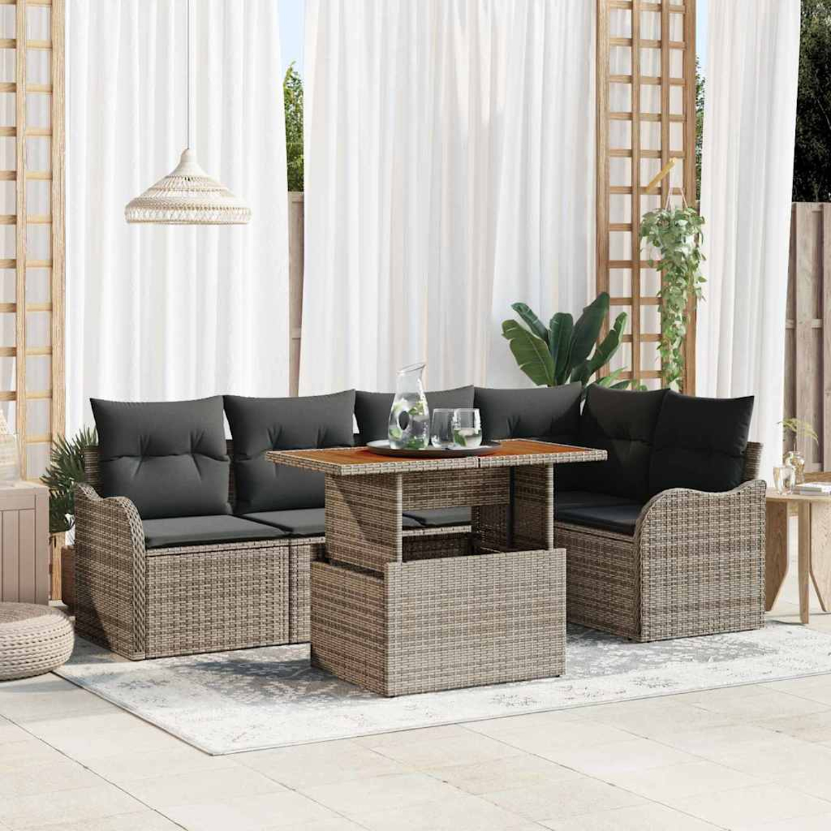 Terrassenset im Freien mit Rattansofas, einem Tisch mit Getränken und weißen Vorhängen im Hintergrund.