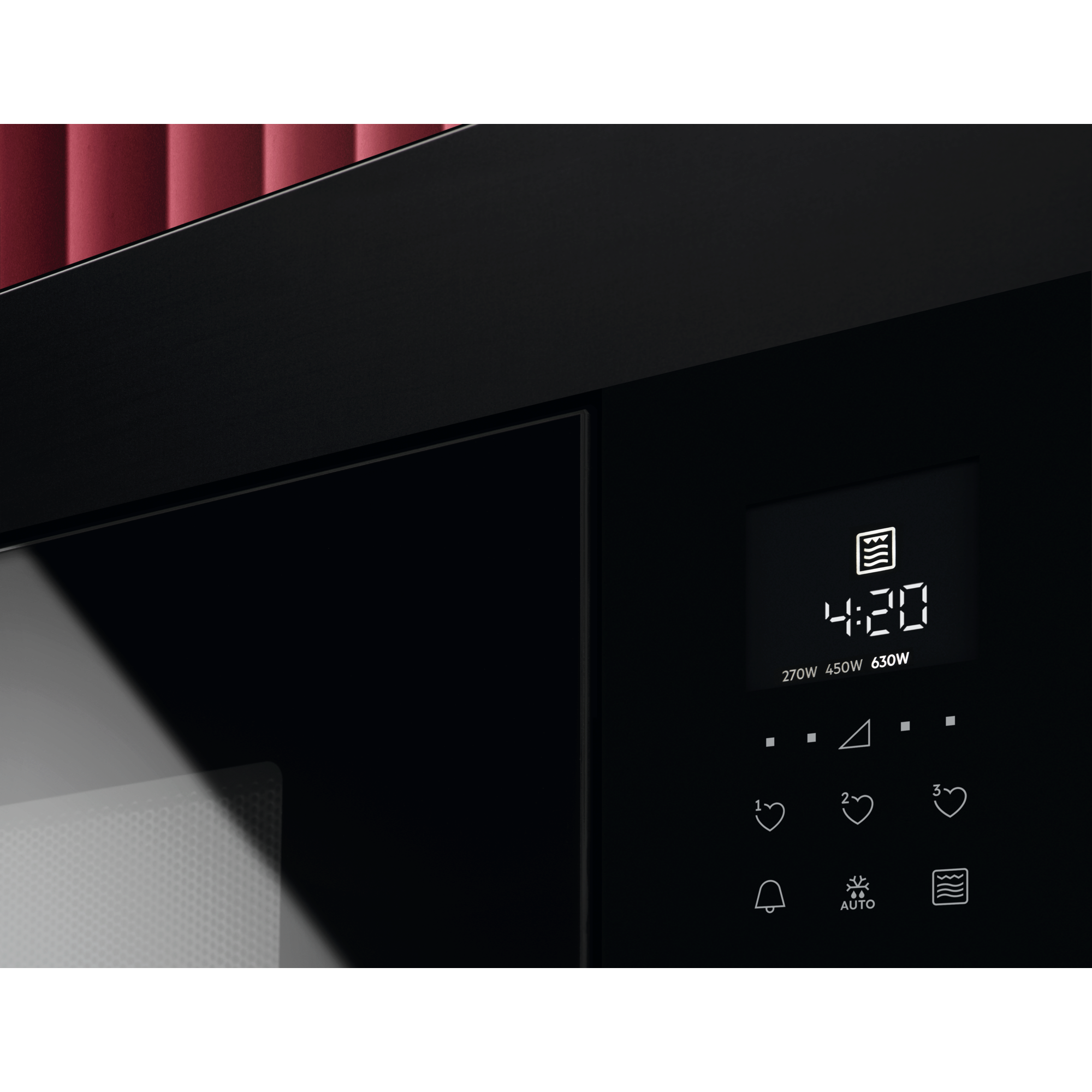 Microondas negro mostrando 4:20 en la pantalla. Opciones de energía e iconos de funciones debajo. Cortina roja en el fondo.