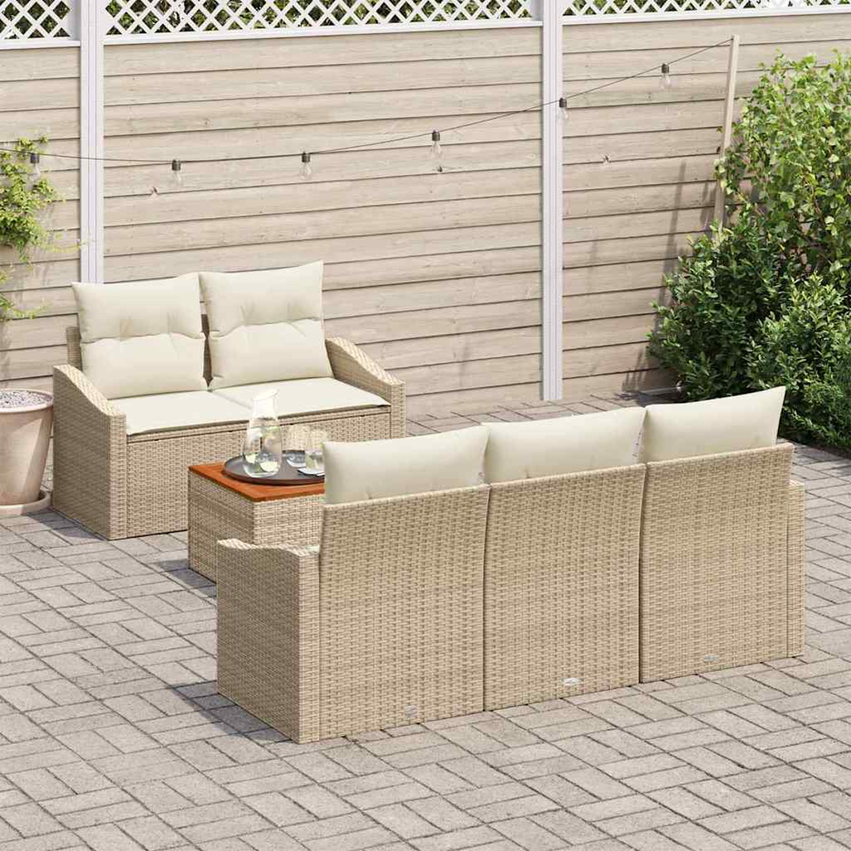 Garten-Terrassenset mit beigefarbenen Korbmöbeln, cremefarbenen Kissen und einem Holztisch. Das Set steht auf einer Ziegelterrasse. Holzzaun im Hintergrund.