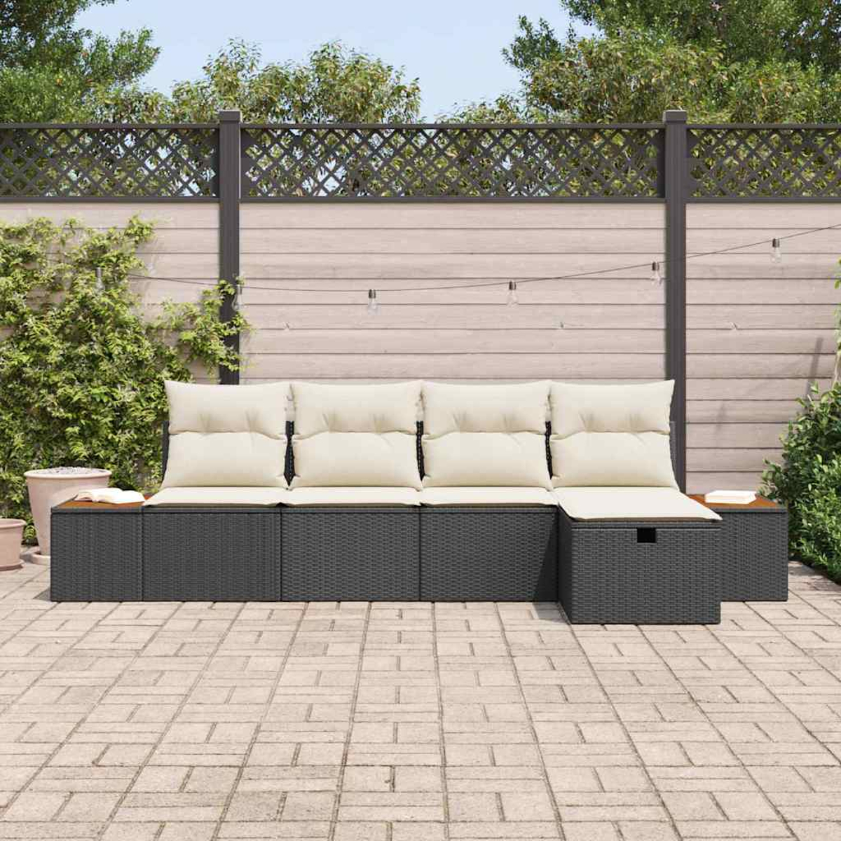 Outdoor-Ecksofa mit cremefarbenen Kissen auf einer Backstein-Terrasse, mit Holzzaun im Hintergrund.