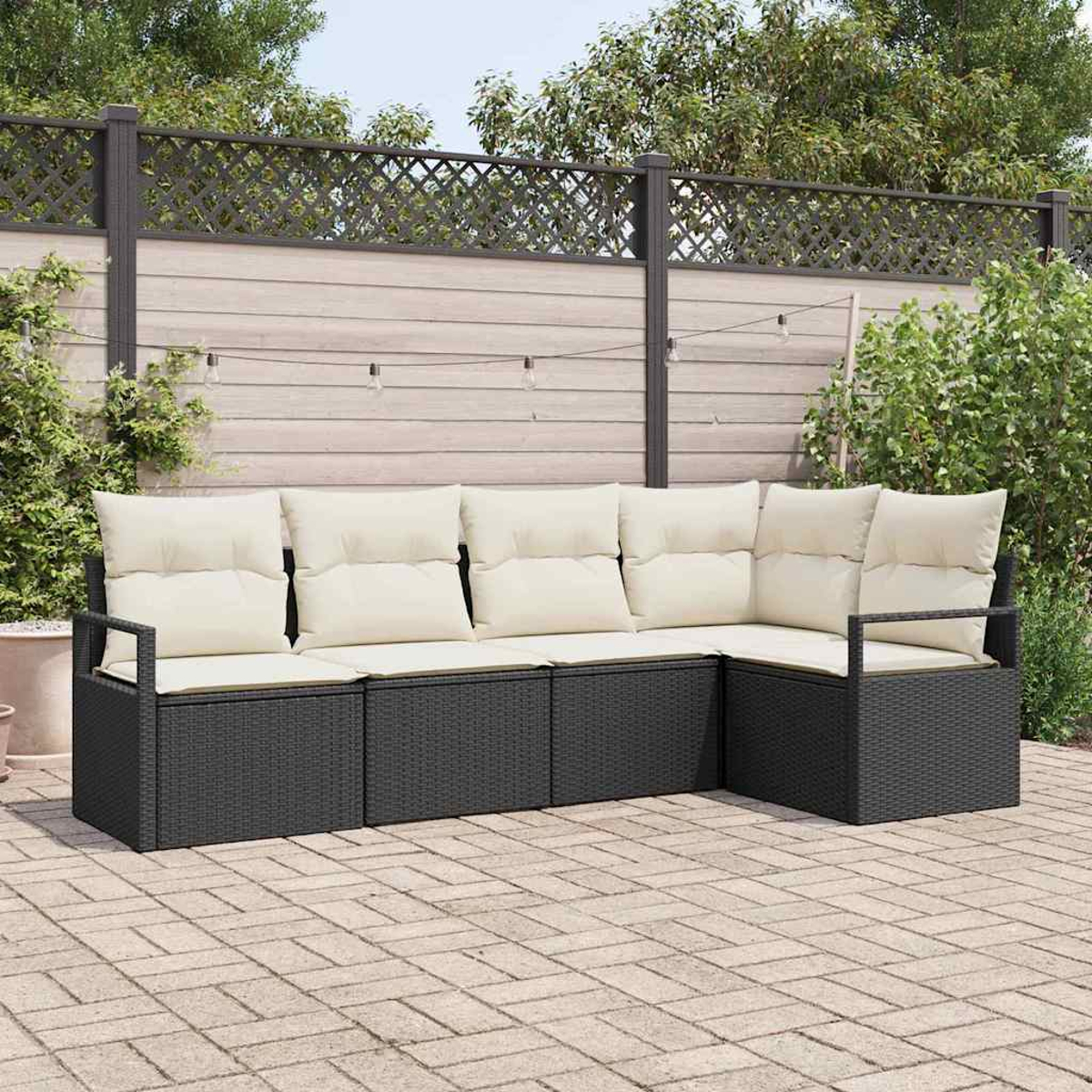 Ein Ecksofa mit cremefarbenen Kissen im Freien steht auf einer Ziegelterrasse. Dahinter befindet sich ein Holzzaun mit Lichterketten und grünen Pflanzen.