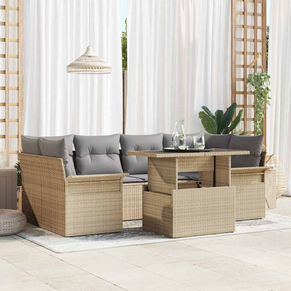 Gartenmöbel-Set aus Korbgeflecht mit grauen Kissen. Enthält einen Tisch, ein Sofa und eine Bank auf einer Terrasse mit weißen Vorhängen.