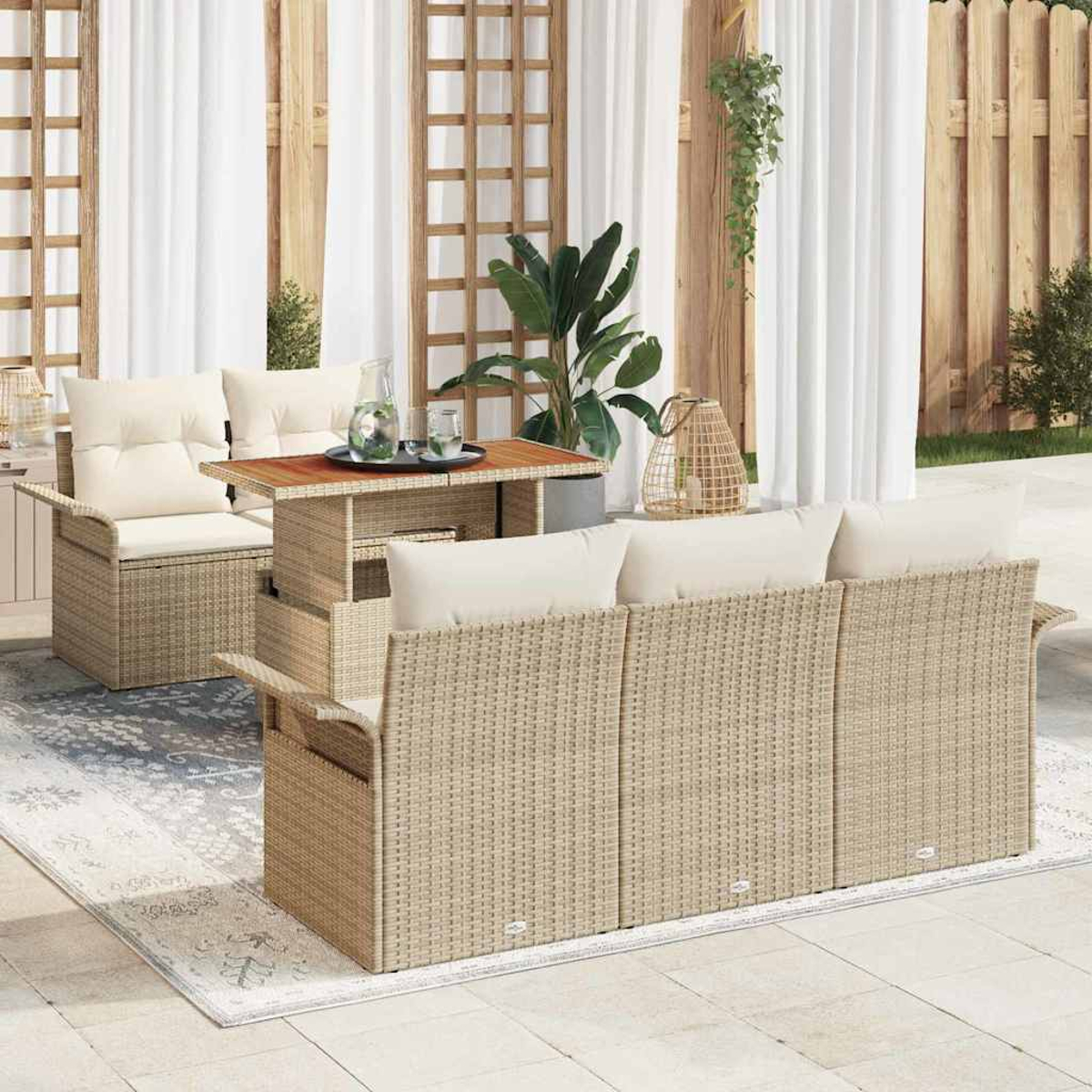 Sitzbereich im Freien mit Korbmöbeln, weißen Kissen und einem Holztisch auf einem gemusterten Teppich.