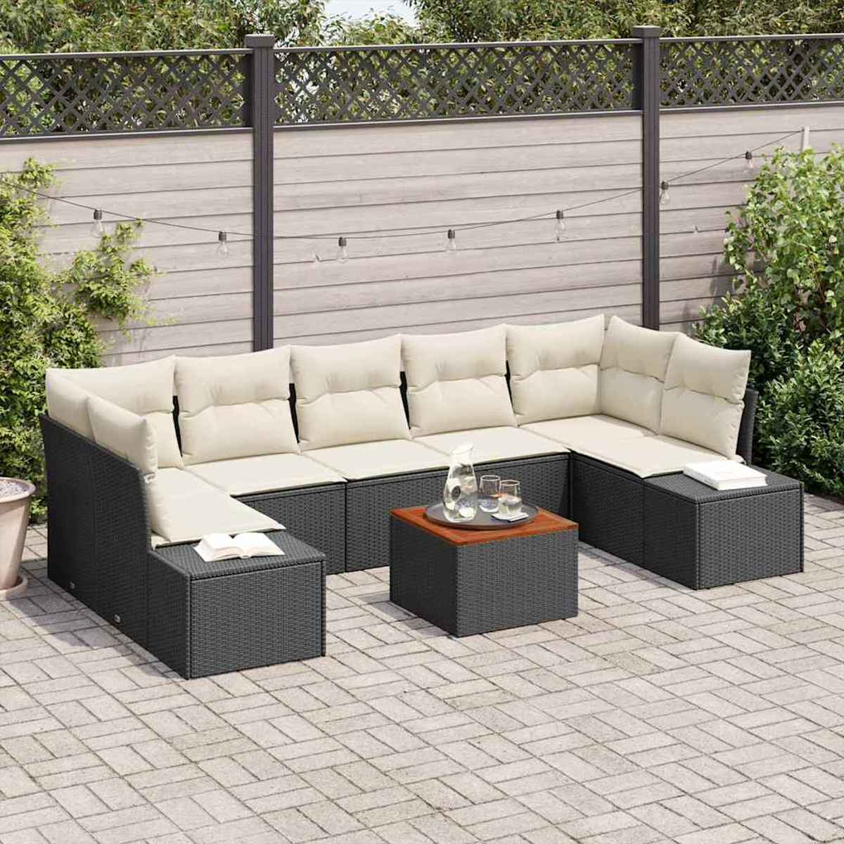 Ein Ecksofa im Freien mit beigefarbenen Kissen, einem Couchtisch mit Getränken und einem Zaun im Hintergrund.