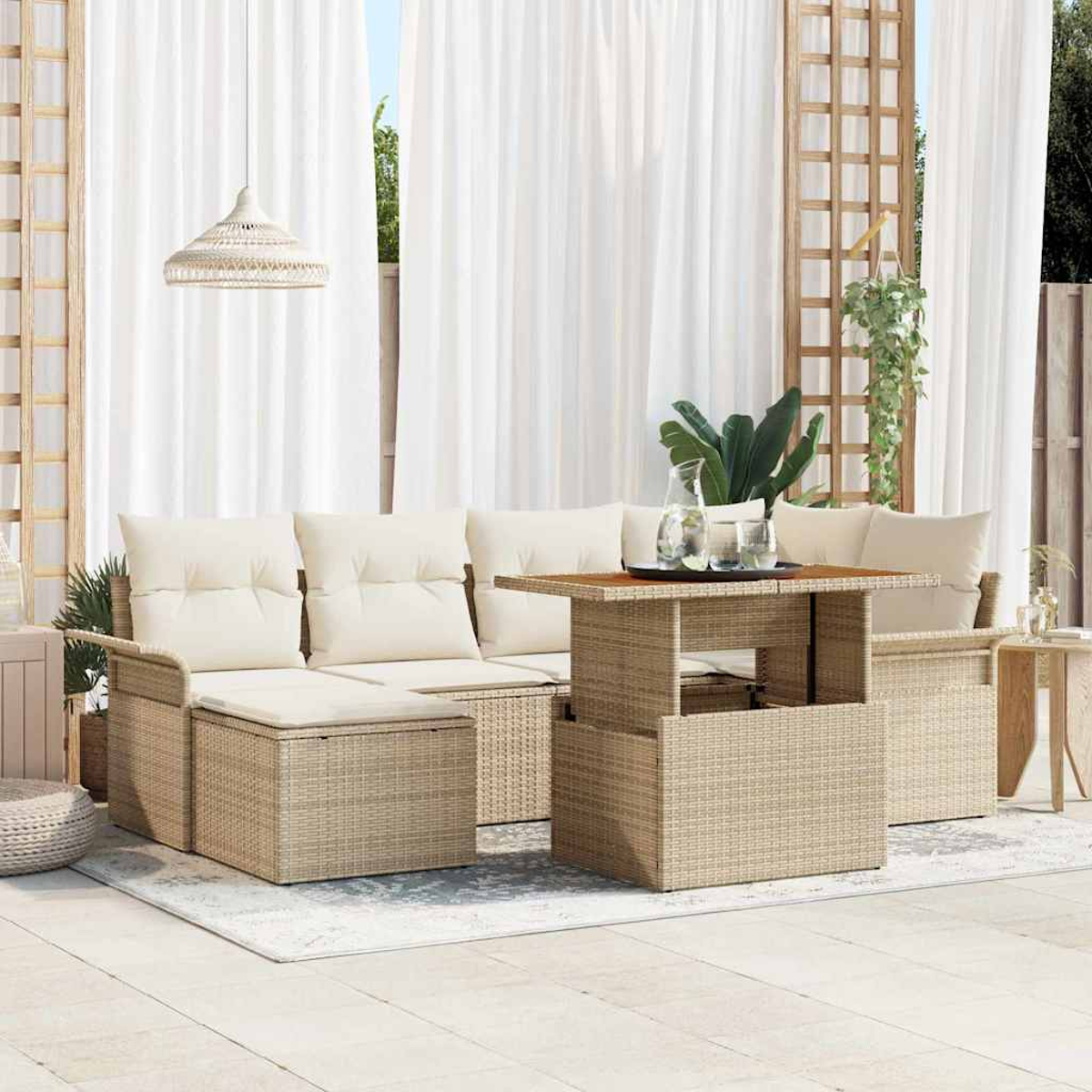 Ein Terrassenset mit beigen Rattanmöbeln und cremefarbenen Kissen ist auf einem hellgrauen Teppich angeordnet.