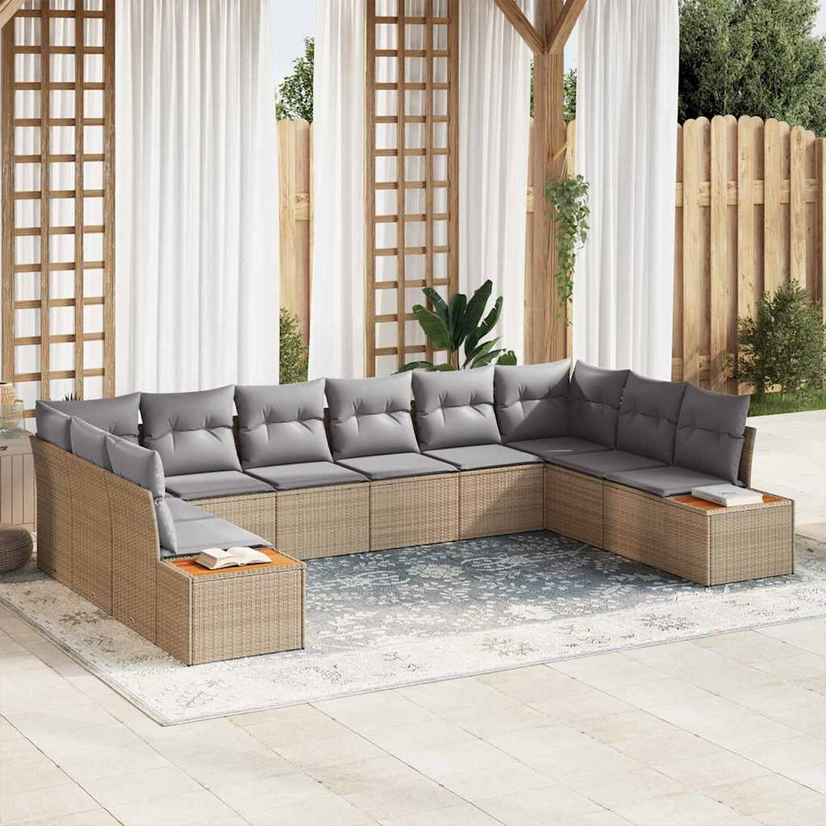Outdoor-Ecksofa mit grauen Kissen. Das Sofa steht auf einem gemusterten Teppich. Weiße Vorhänge und Holzgitter im Hintergrund.