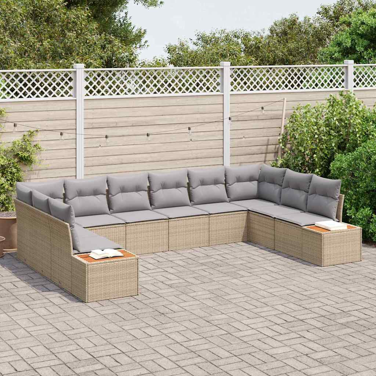 Ein beiges Rattan-Ecksofa mit grauen Kissen steht auf einer Backstein-Terrasse in einem Hinterhof. Im Hintergrund ist ein weißer Zaun.