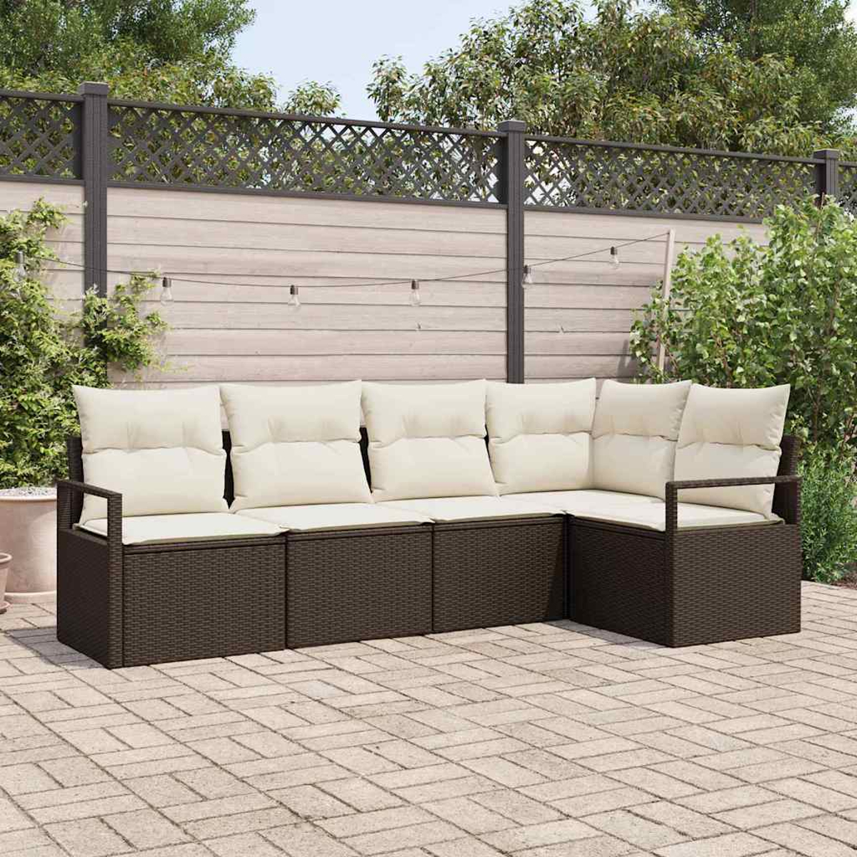 Sektionales Outdoor-Sofa mit braunem Korbgeflecht und cremefarbenen Kissen auf einer Backsteinterrasse.