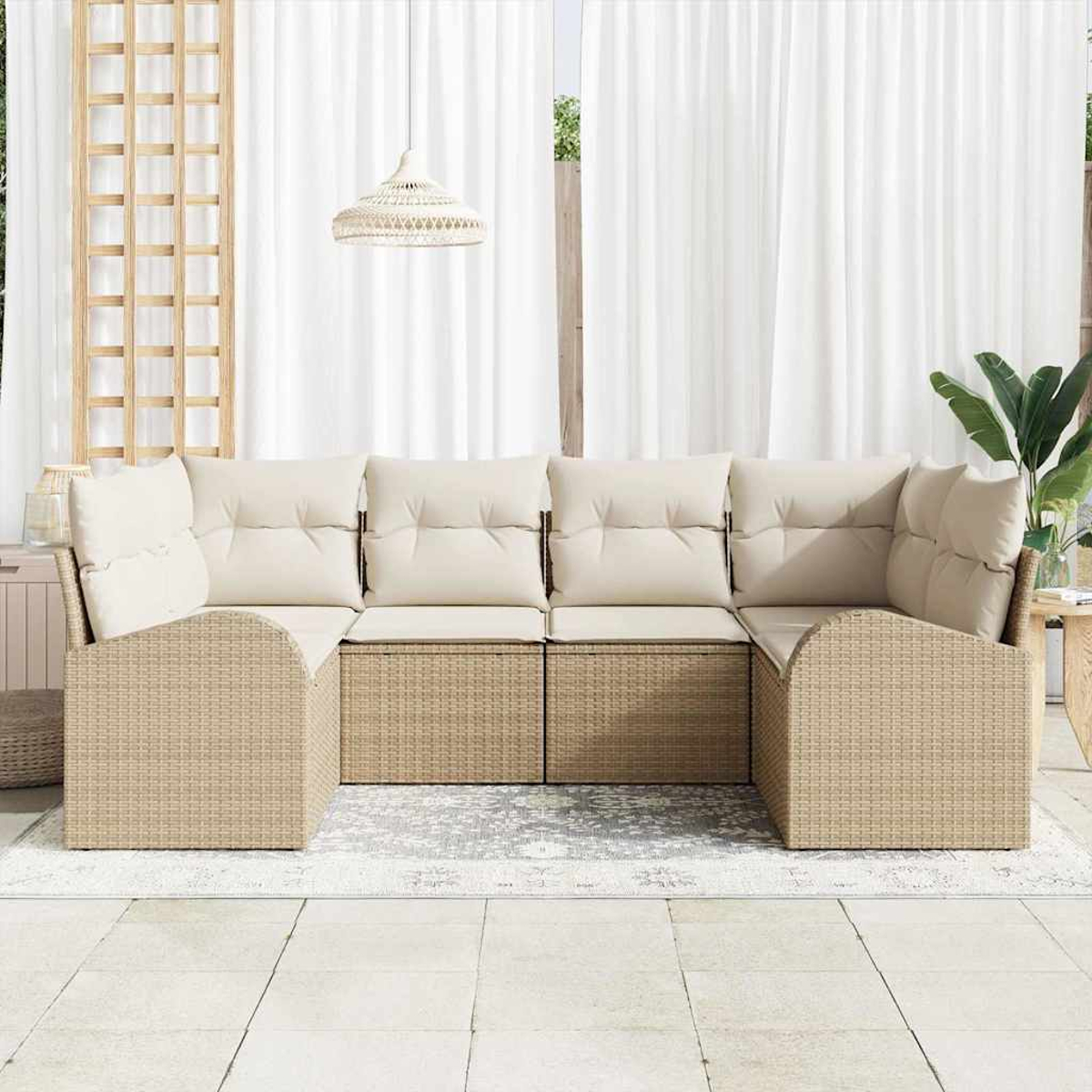 Outdoor-Ecksofa mit beigen Kissen auf einem Teppich. Weiße Vorhänge und eine Hängeleuchte sind im Hintergrund. Rechts ist eine Pflanze.