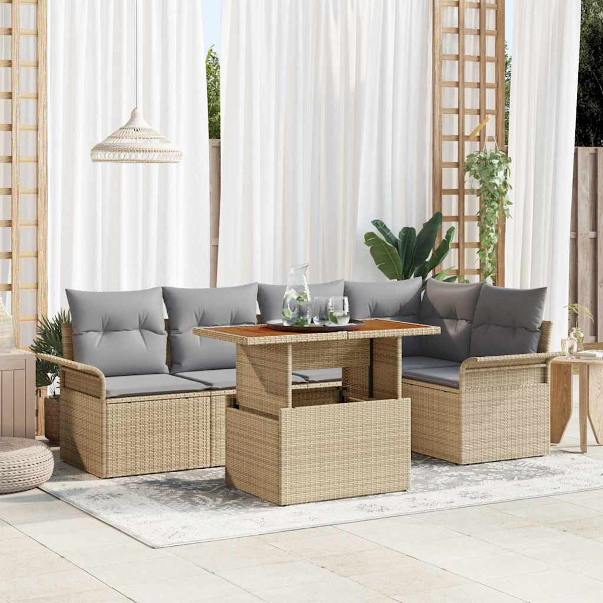 Terrassenset mit Korbmöbeln, grauen Kissen und einem Holztisch. Weiße Vorhänge und Hängelampe im Hintergrund.