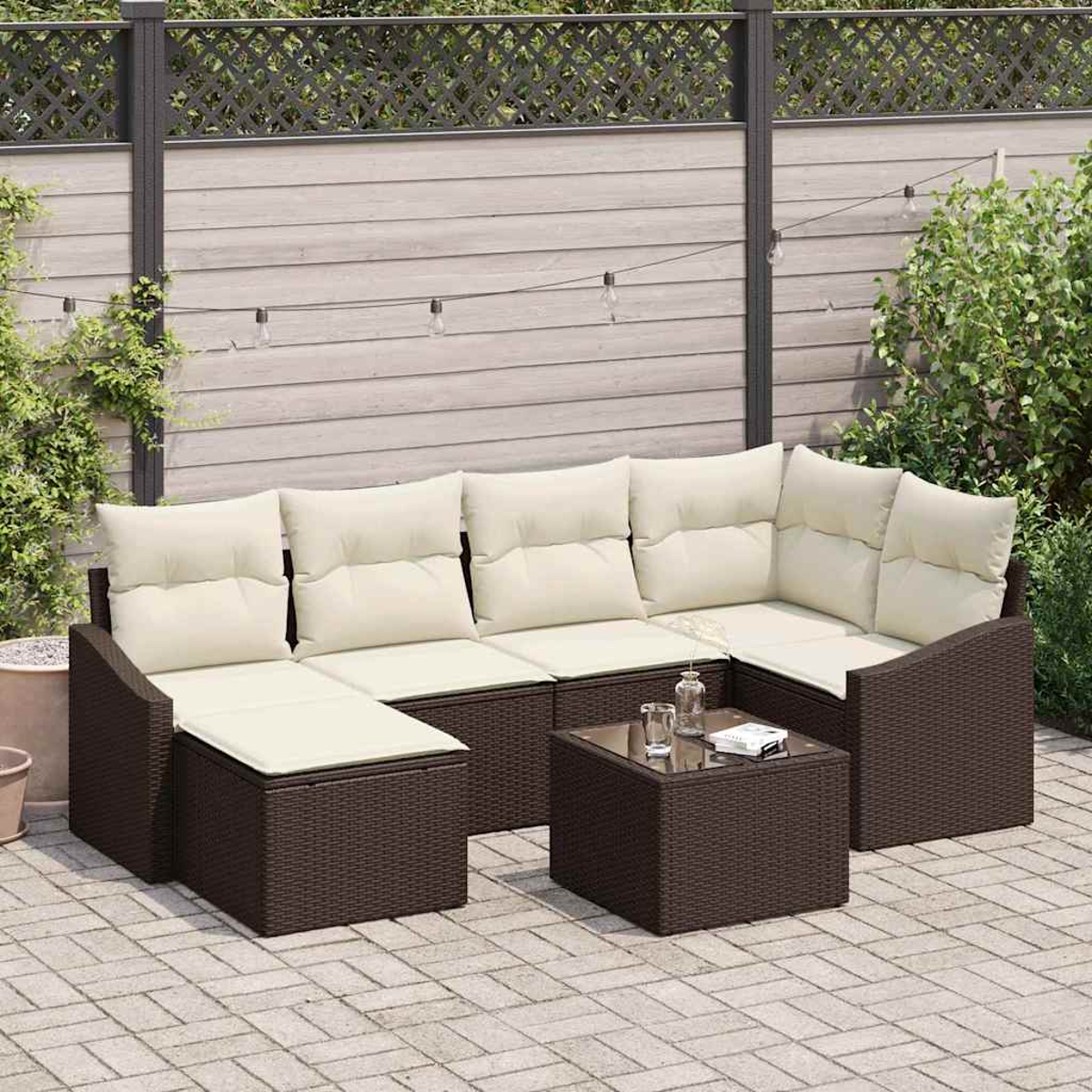 Outdoor-Ecksofa mit cremefarbenen Kissen und einem kleinen Tisch auf einer Terrasse mit Holzzaun und Lichterketten.