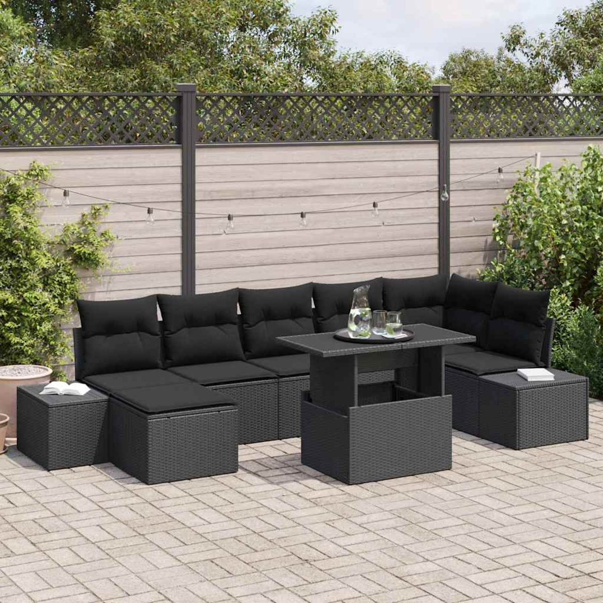 Schwarzes Outdoor-Wicker-Ecksofa mit Kissen und einem Tisch auf einer Ziegelterrasse, Lichterketten und Holzzaun.