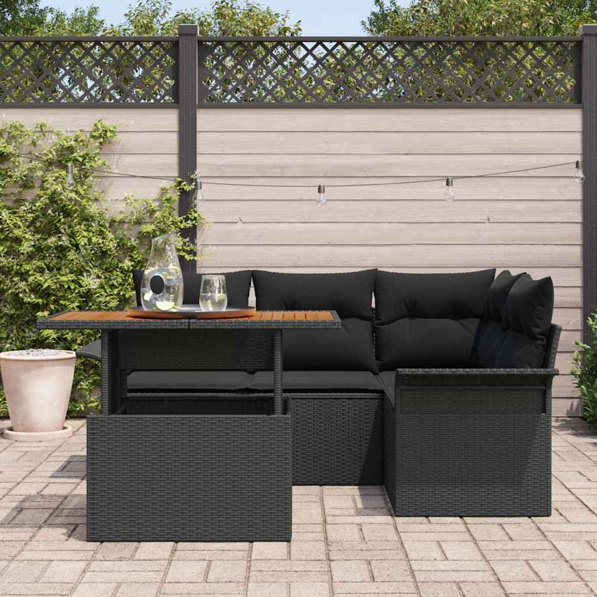 Außenszene mit schwarzem Sofa, Holztisch und dekorativem Zaun. Auf dem Tisch stehen ein Krug und ein Glas. Der Hintergrund ist eine Holzwand.