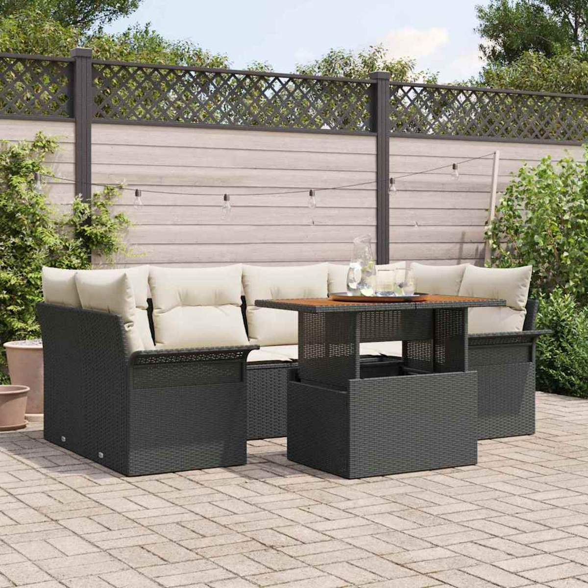 Garten-Set mit grauen Korbmöbeln und beigefarbenen Kissen. Ein Tisch mit Holzplatte und ein Zaun mit Lichterketten im Hintergrund.