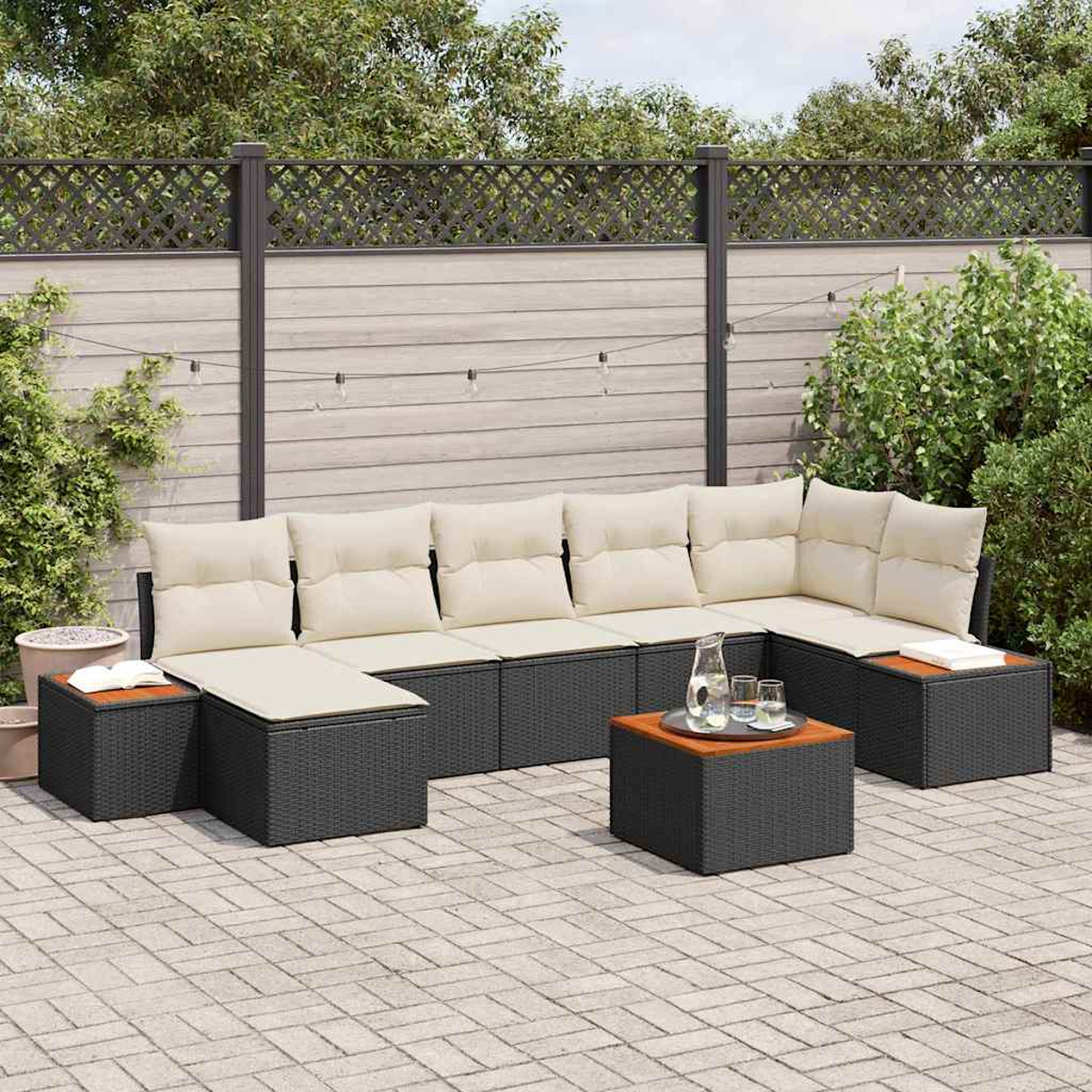 Outdoor-Ecksofa mit cremefarbenen Kissen auf einer Terrasse. Ein Tisch mit Getränken steht davor. Zaun und Grün im Hintergrund.
