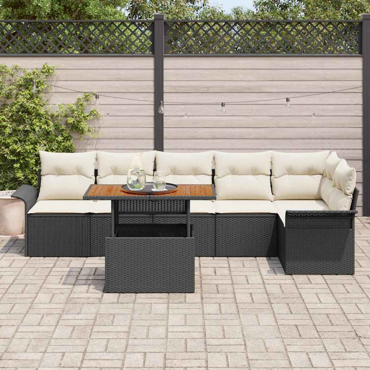 Outdoor-Ecksofa mit cremefarbenen Kissen und einem Holztisch. Die Szene umfasst einen Zaun, Lichterketten und eine Ziegelterrasse.
