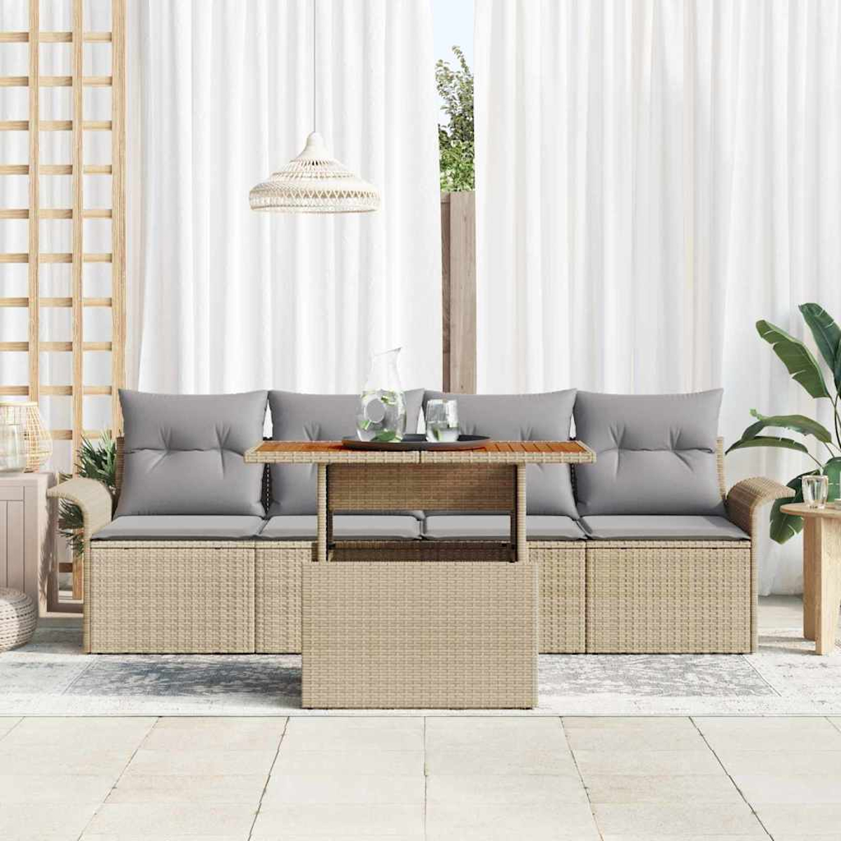 Garten-Terrassenset mit hellbraunen Webmöbeln, grauen Kissen und einem Holztisch. Weiße Vorhänge im Hintergrund.