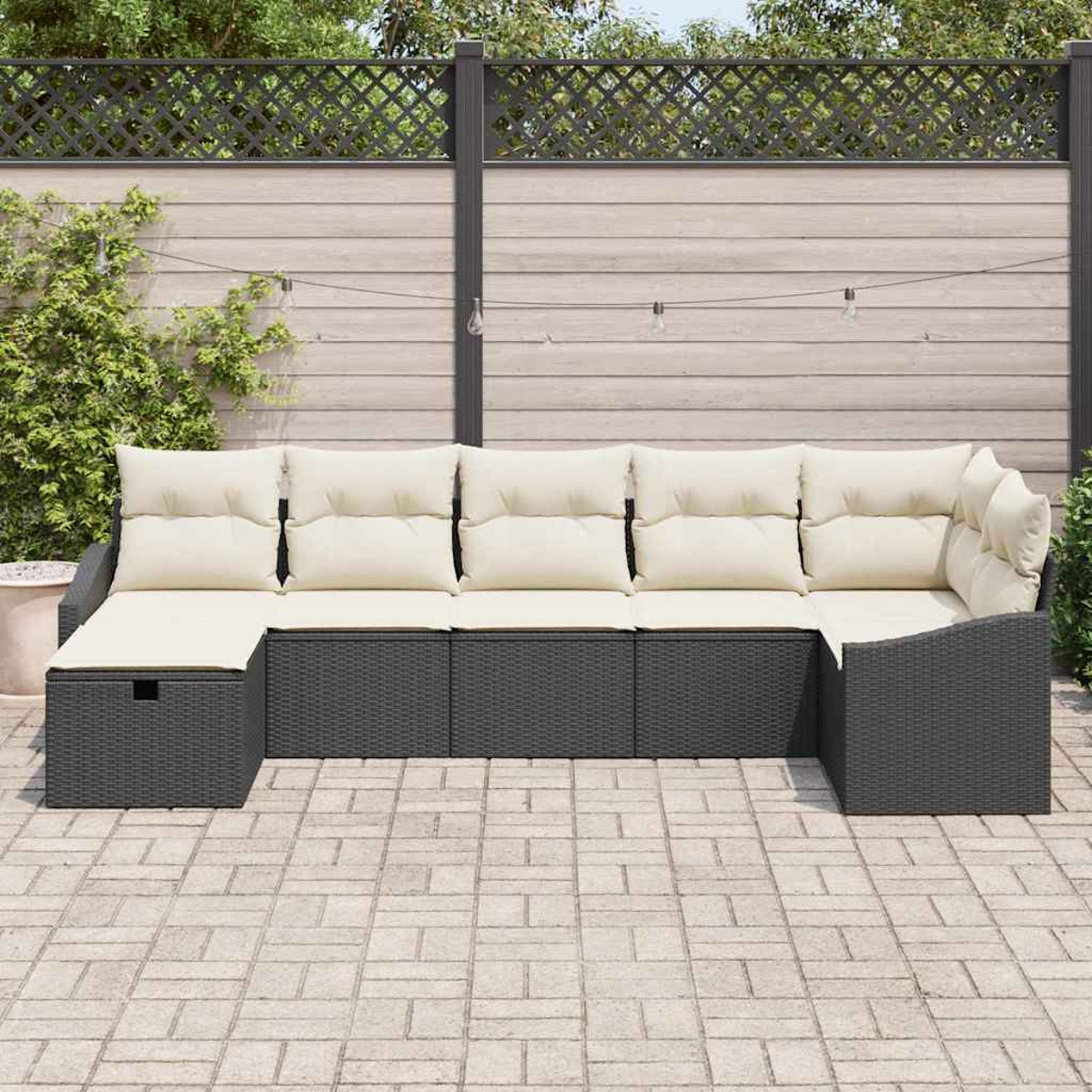 Un sofá seccional al aire libre con cojines crema está sobre un patio de piedra. Detrás hay una valla de madera con parte superior decorativa y luces.