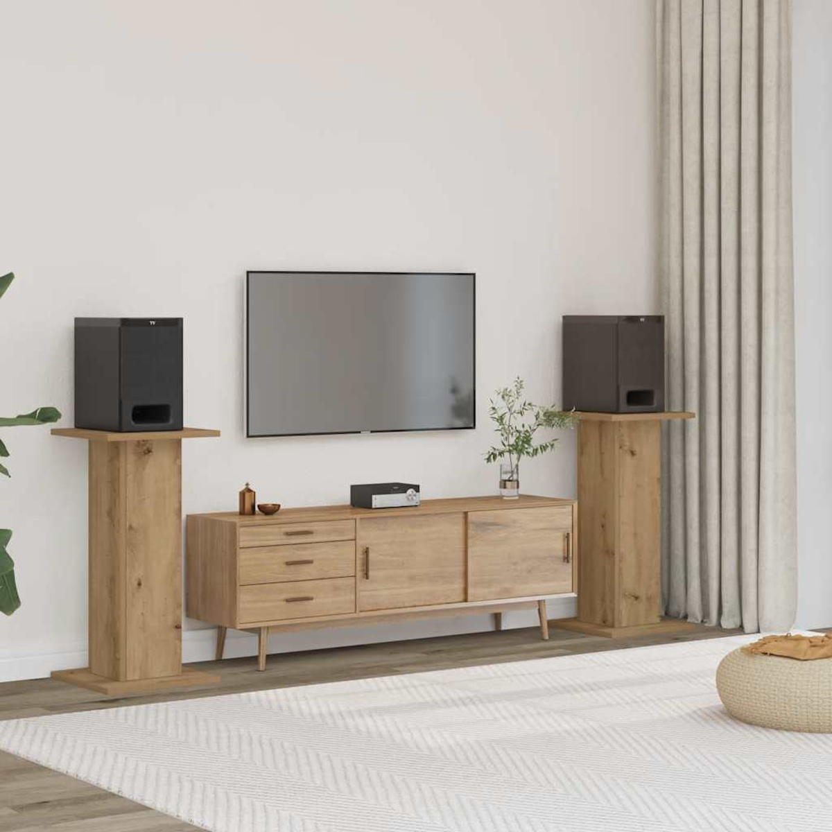 Wohnzimmer mit Fernseher, Lautsprechern und Holzkonsolen. Lautsprecher auf Ständern, Fernseher mittig. Heller Teppich und Vorhänge.