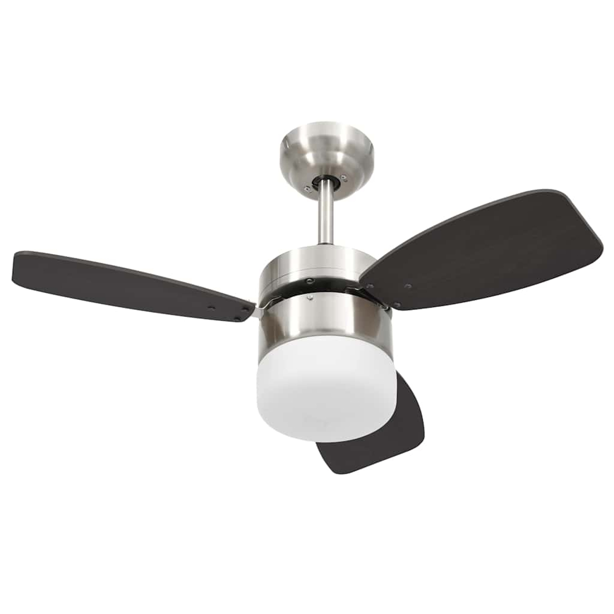 Un ventilatore a soffitto con tre pale grigio scuro. Ha un alloggiamento motore argentato e una lampada bianca. Lo sfondo è bianco.