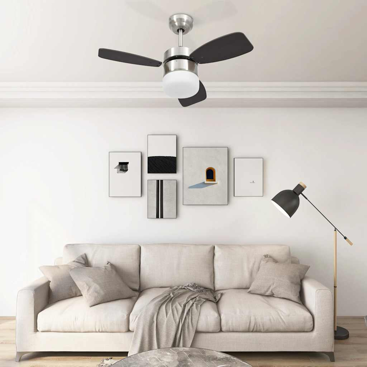 Un moderno soggiorno con ventilatore a soffitto, opere d'arte, divano e lampada da terra. I colori includono bianco, grigio e nero.