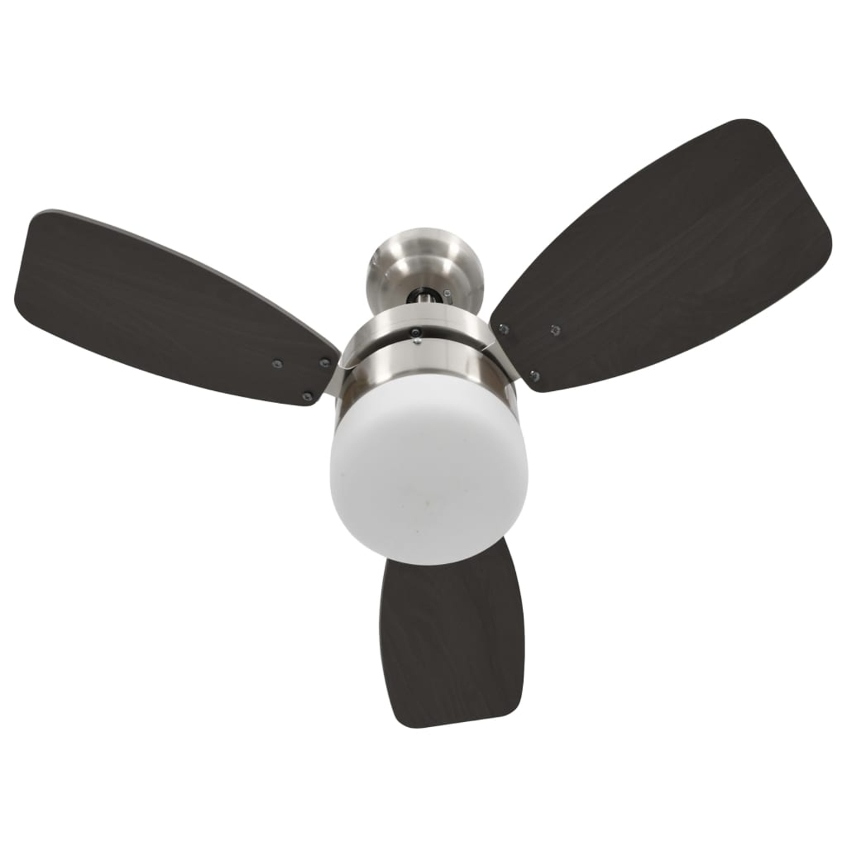 Un ventilatore a soffitto con tre pale scure e una luce bianca. Ha un alloggiamento del motore argentato e si trova su sfondo bianco.