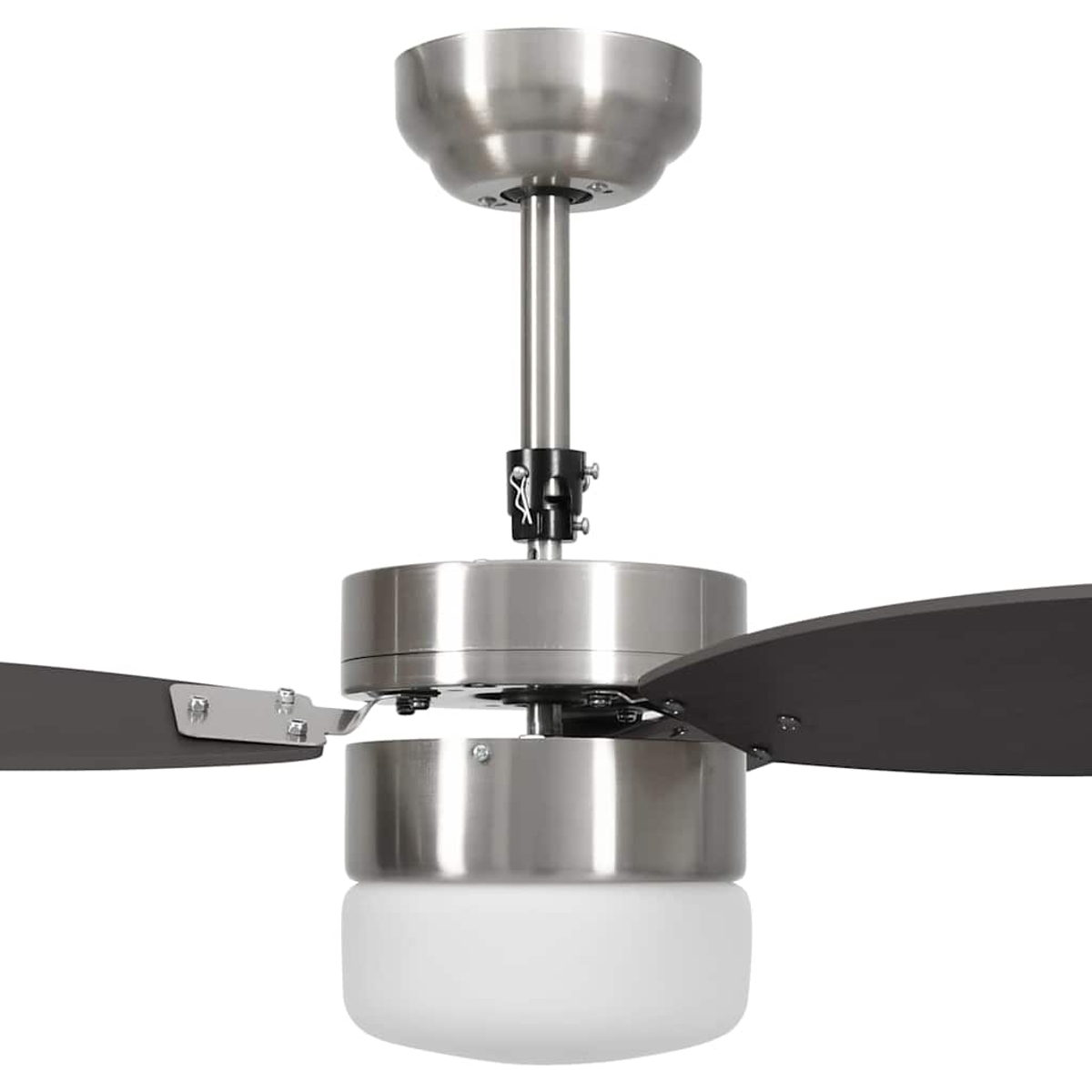 Un ventilatore da soffitto con corpo argentato, pale grigio scuro e un apparecchio di illuminazione bianco, su sfondo bianco.