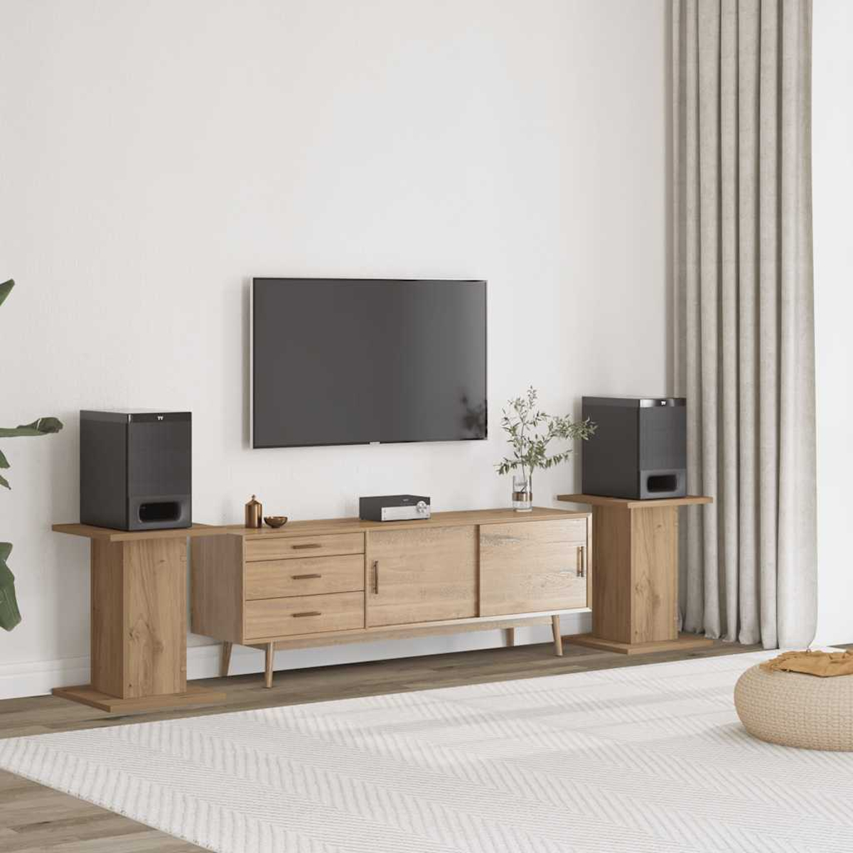 Wohnzimmer mit Fernseher, Holzschrank, Lautsprechern und einem Teppich. Ein beiger Vorhang und ein Sitzsack sind ebenfalls zu sehen.