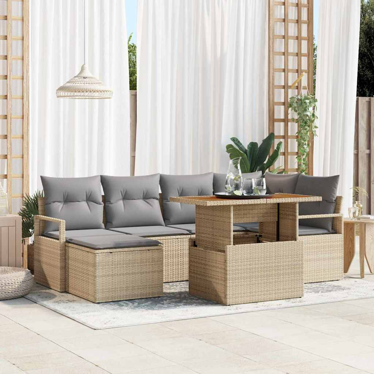 Gartenmöbel-Set aus Korbgeflecht mit grauen Kissen und Holztisch. Weiße Vorhänge im Hintergrund, eine Pflanze.