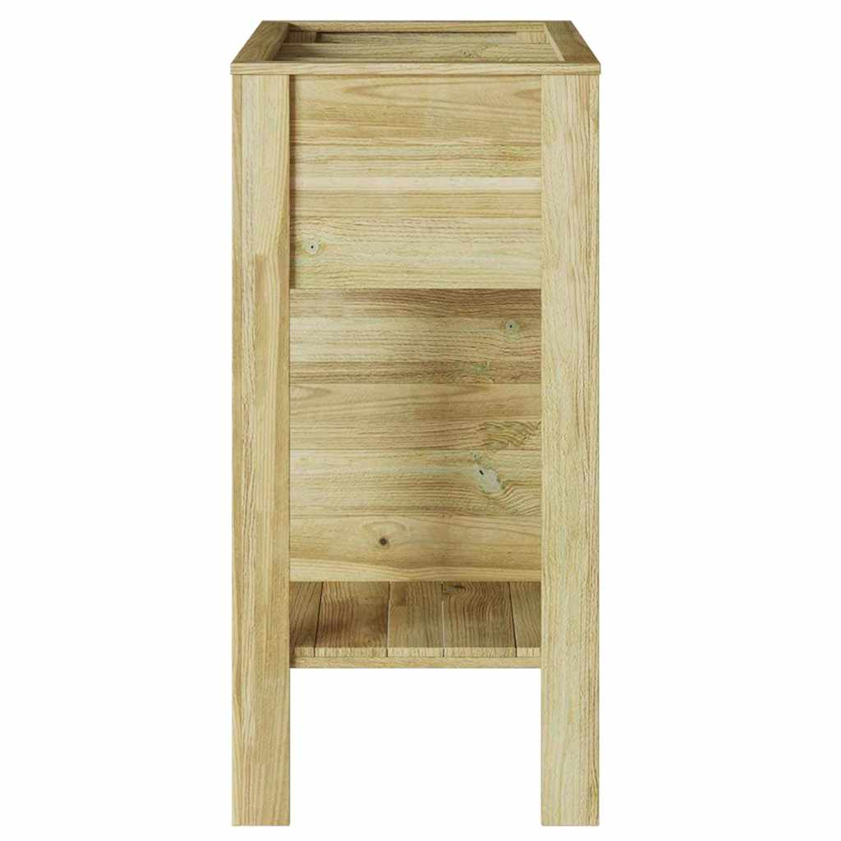 Una fioriera in legno con un ripiano. La scatola è fatta di legno chiaro. La parte superiore è aperta e i lati sono fatti di assi.