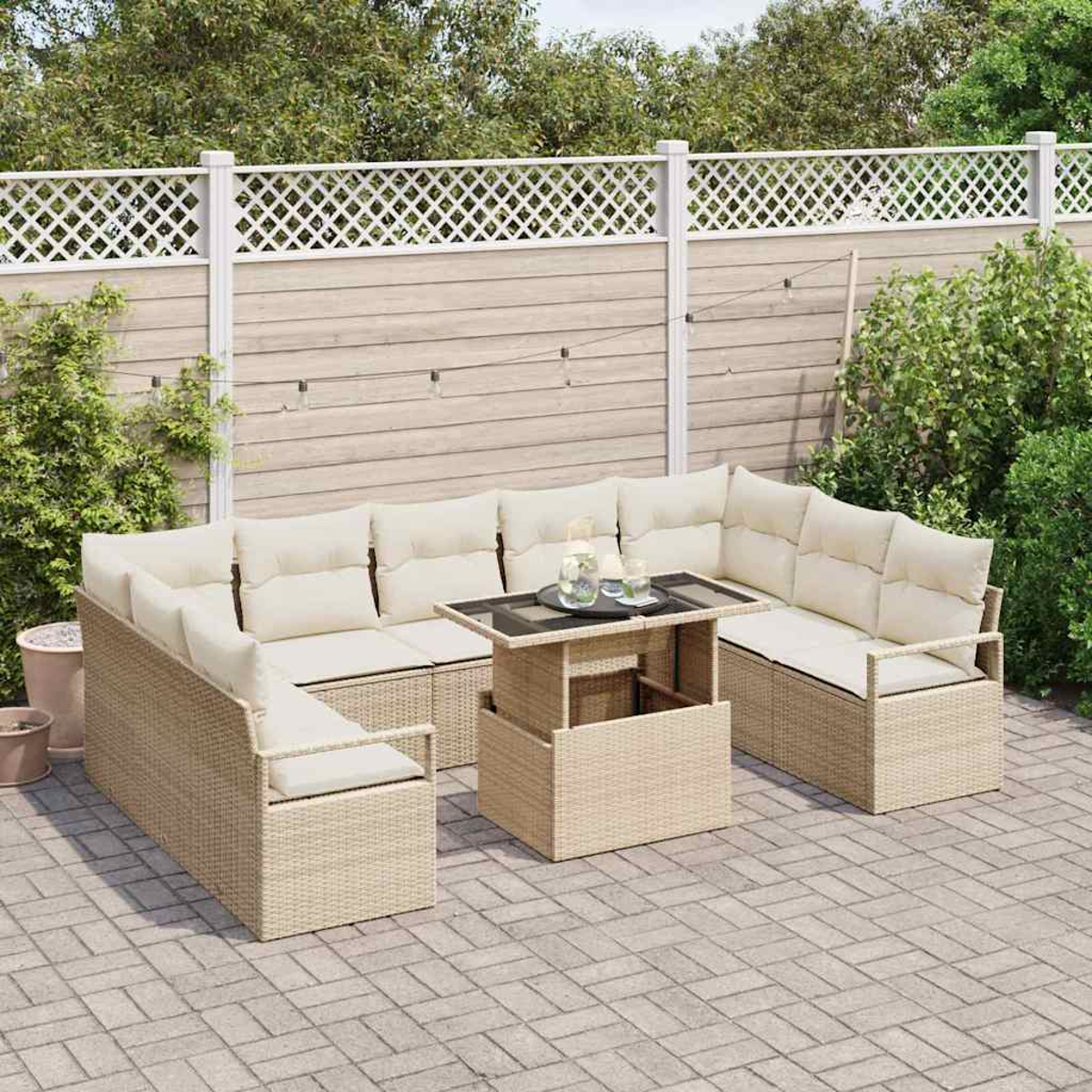 Outdoor-Ecksofa mit beigefarbenen Kissen und einem Tisch mit Hubfunktion auf einer Backsteinterrasse. Ein weißer Zaun und Grünzeug im Hintergrund.