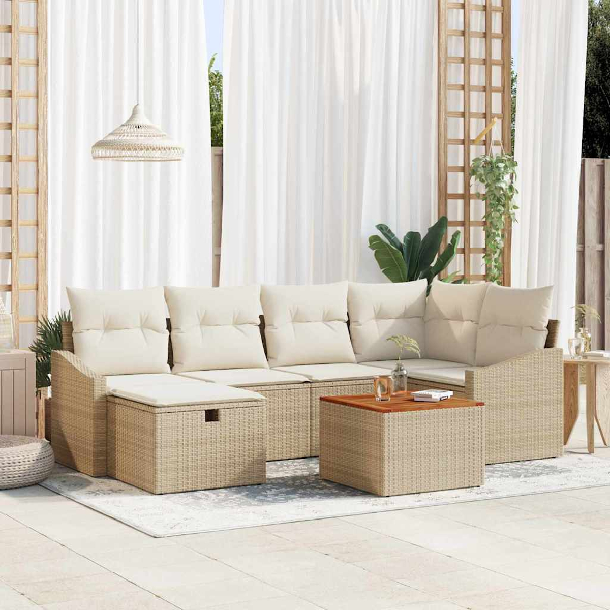 Garten-Sitzgruppe mit beigefarbenen Kissen und Korbgeweben. Enthält einen Couchtisch, Vorhänge und Zierpflanzen, die einen entspannten Raum schaffen.