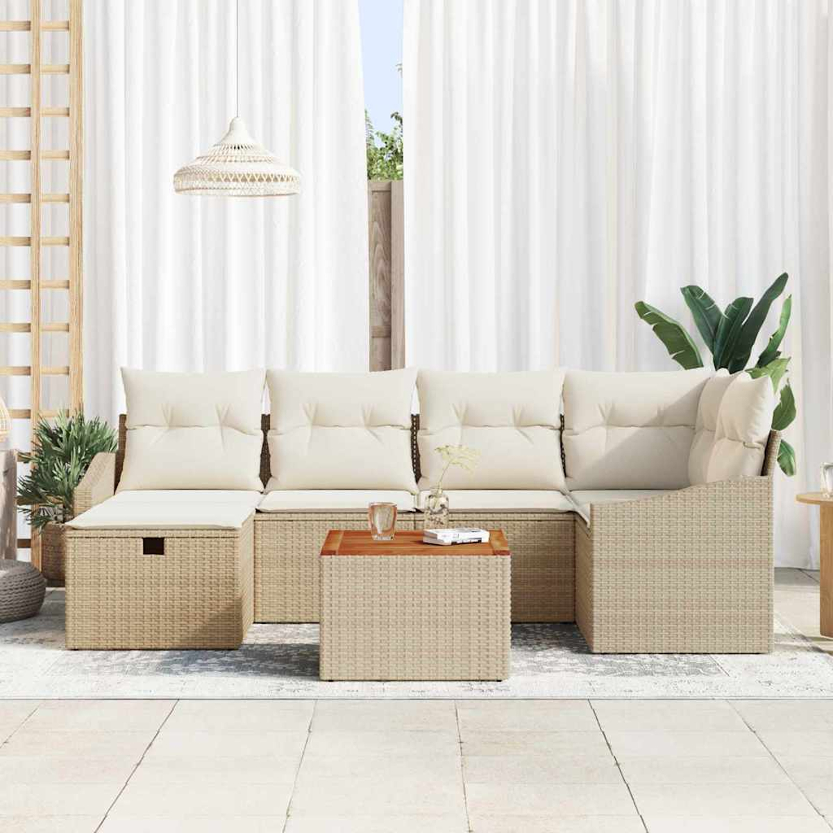 Outdoor-Wicker-Sofagarnitur mit cremefarbenen Kissen, Holztisch und weißen Vorhängen. Pflanzen und Sonnenlicht sichtbar. Terrassenumgebung.