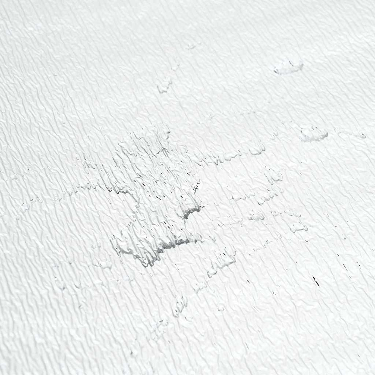 Nahaufnahme einer weißen, strukturierten Oberfläche mit verstreuten Wassertropfen. Die Textur hat ein wellenförmiges Muster.