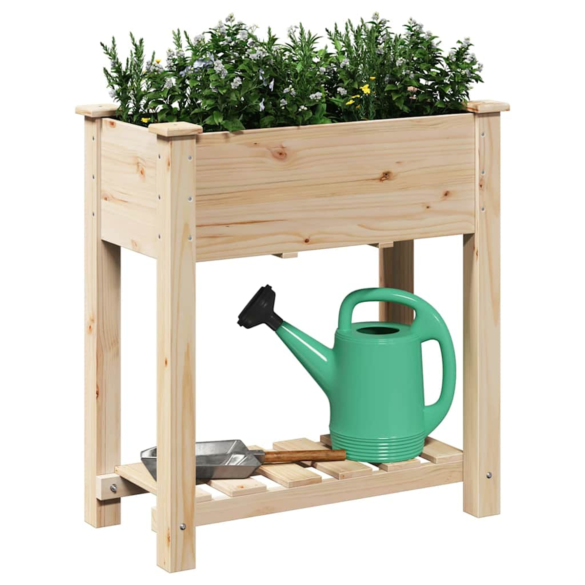 Fioriera in legno con piante sopra. Un annaffiatoio verde e attrezzi da giardinaggio sullo scaffale sottostante.