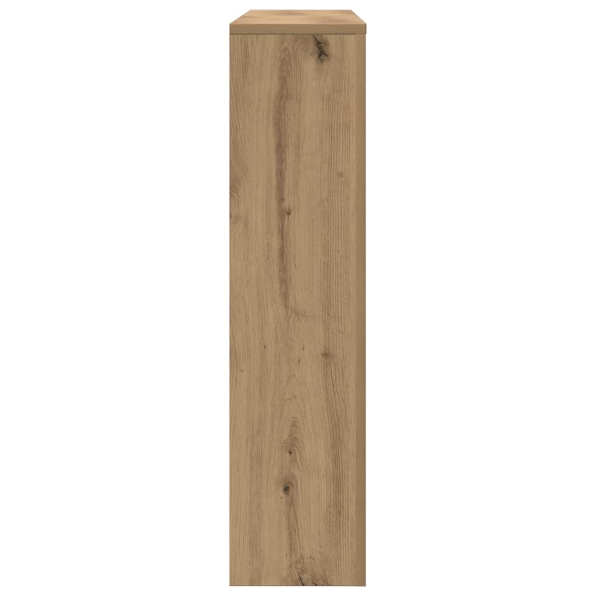 Ein hoher, schmaler Holzschrank, von der Seite betrachtet. Das Holz hat eine natürliche Maserung und eine hellbraune Farbe.