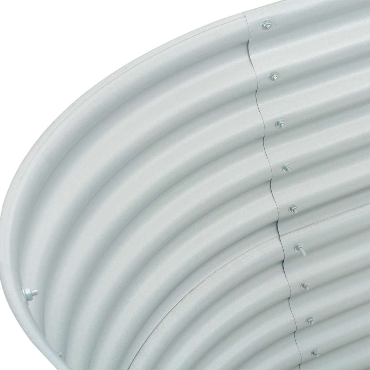 Nahaufnahme einer gebogenen, gewellten Metallstruktur. Sie ist hellgrau mit sichtbaren Schrauben. Das Design ist gebogen und industriell.