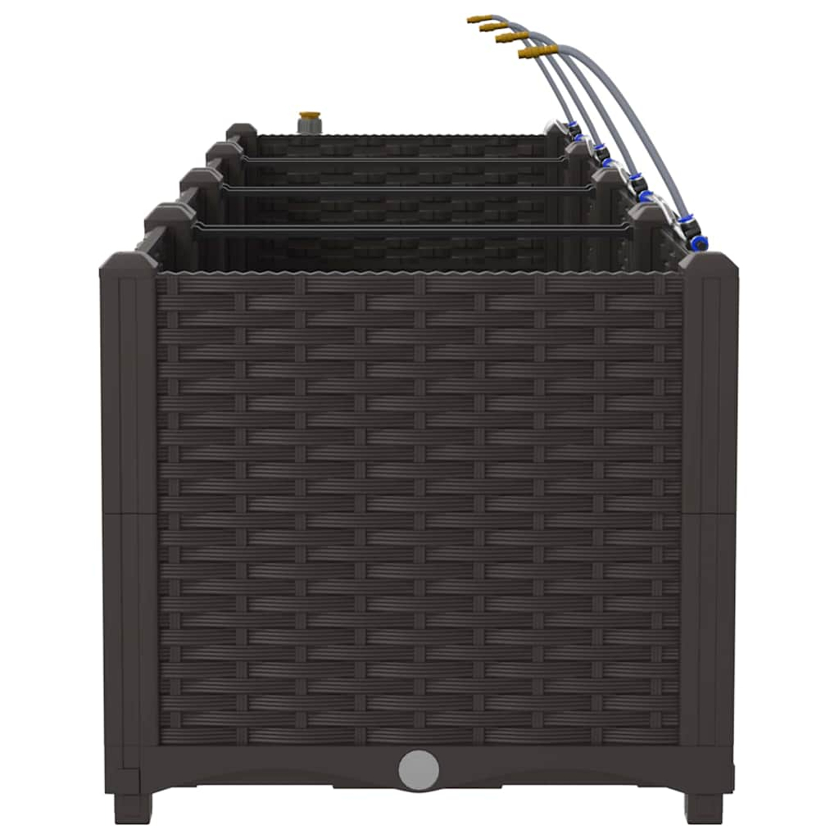 Una fioriera marrone intrecciata con tubi dell'acqua curvi in alto. La fioriera ha una forma rettangolare con un foro di drenaggio.