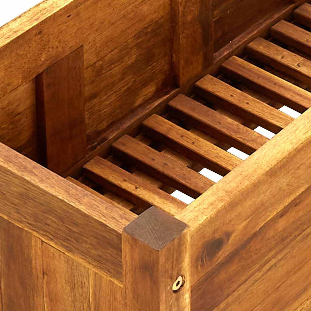 Nahaufnahme eines Holzpflanzkastens. Das Innere zeigt Lamellen. Das Holz hat eine natürliche Maserung und ist warmbraun.