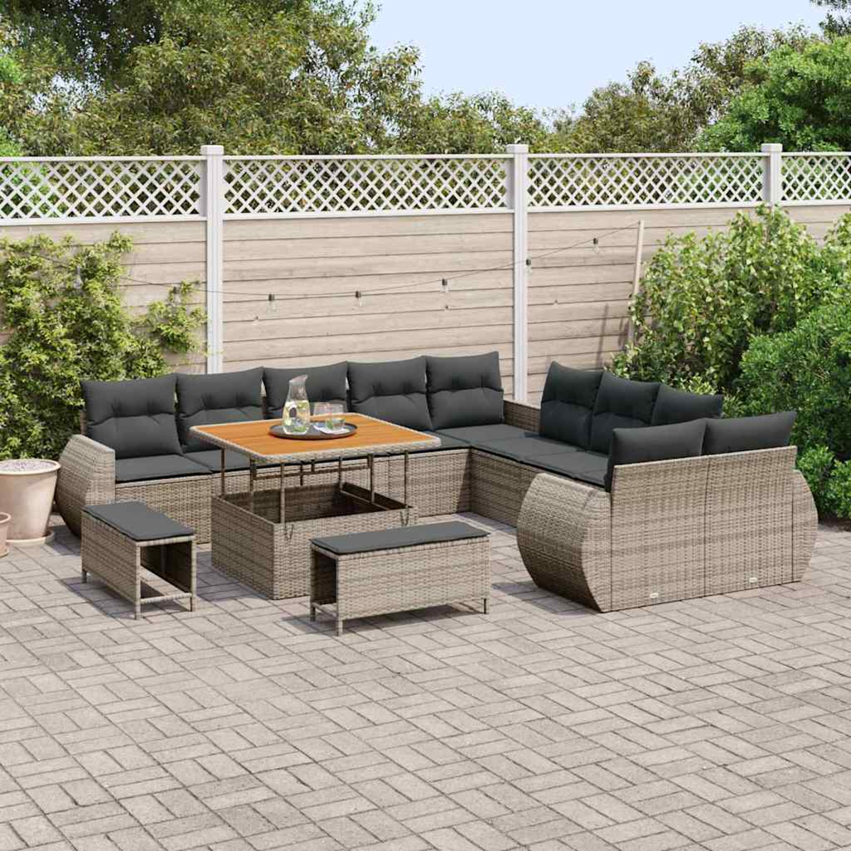 Outdoor-Rattan-Sofagarnitur mit grauen Kissen und Holztisch, Bank. Auf einer Ziegelterrasse, umgeben von einem Zaun und Grün.