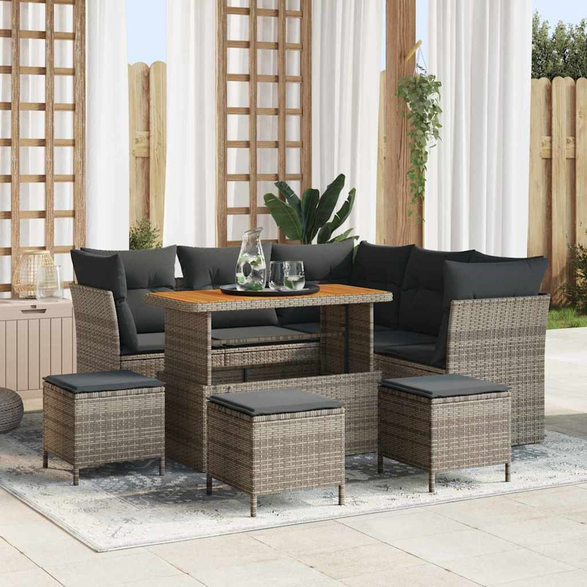 Garten-Sitzgruppe mit Tisch, Kissen und Hockern. Die Szene hat einen Holzzaun und Vorhänge.
