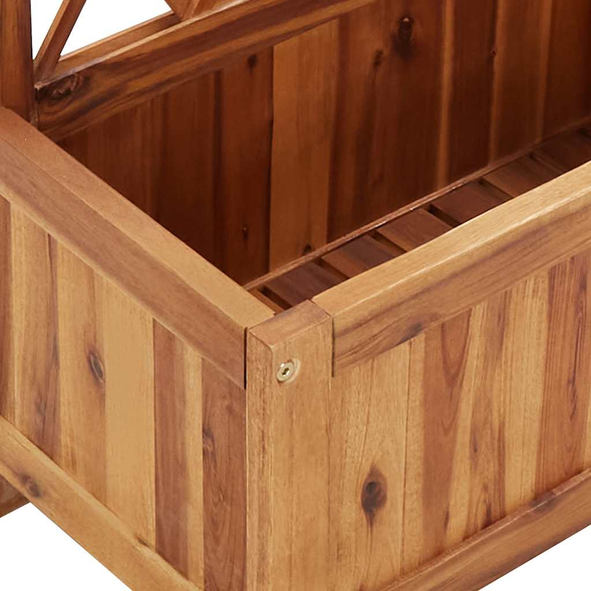 Nahaufnahme eines hölzernen Pflanzkastens. Die Box hat eine rechteckige Form und ist aus hellbraunem Holz gefertigt. Sie scheint leer zu sein.